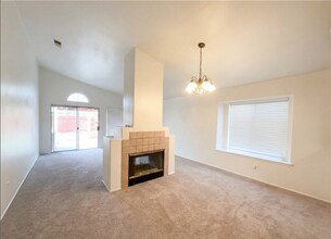 25311 Chicago Ave in Hemet, CA - Foto de edificio - Building Photo