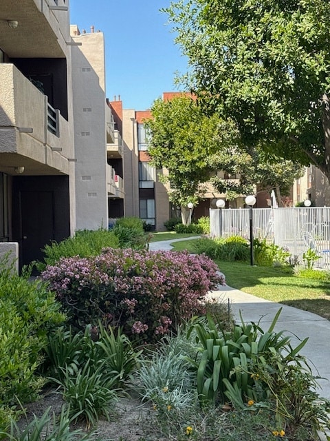 7826 Topanga Canyon Blvd, Unit UNIT #213 in Canoga Park, CA - Building Photo - Building Photo