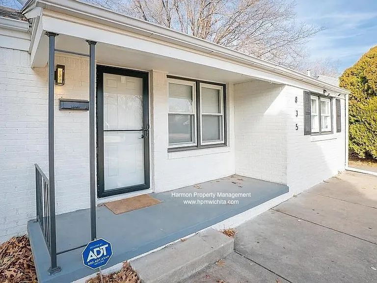 835 S Apache Dr in Wichita, KS - Building Photo