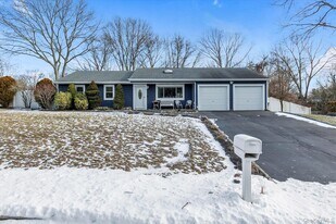 28 Pagnotta Dr in Port Jefferson Station, NY - Building Photo