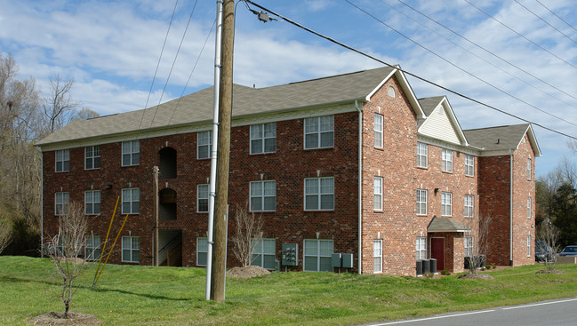 Phoenix Arms Apartments in Elon College, NC - Foto de edificio - Building Photo