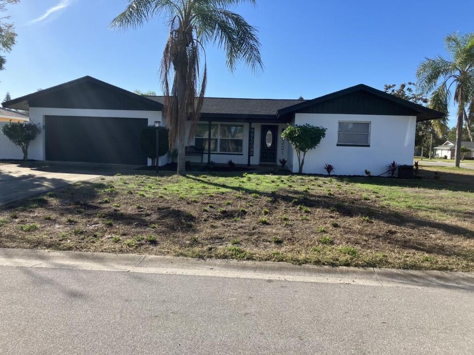 7221 15th Ave Dr W in Bradenton, FL - Building Photo