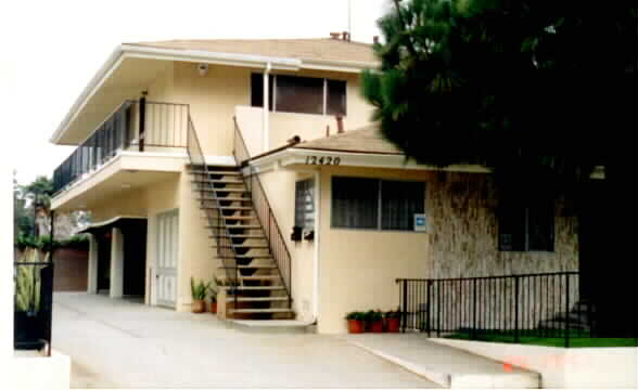 12420 Grevillea Ave in Hawthorne, CA - Building Photo