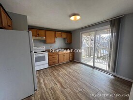 7 Gilchrest St in Thomaston, ME - Building Photo