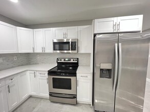 125 Barcelona Dr in Royal Palm Beach, FL - Building Photo - Building Photo