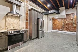 137 Carondelet St, Unit 101 in New Orleans, LA - Building Photo - Building Photo