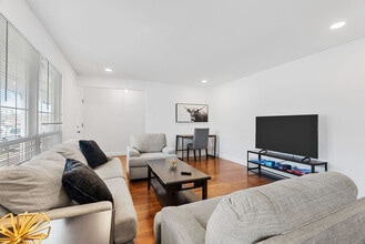 5382 Kings Park Dr in St. Louis, MO - Building Photo - Building Photo