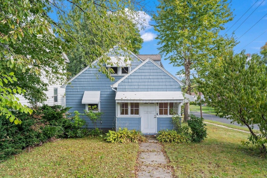 518 Quaker Ln S in West Hartford, CT - Foto de edificio