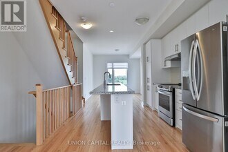 348 Wheat Boom Dr. in Oakville, ON - Building Photo - Building Photo