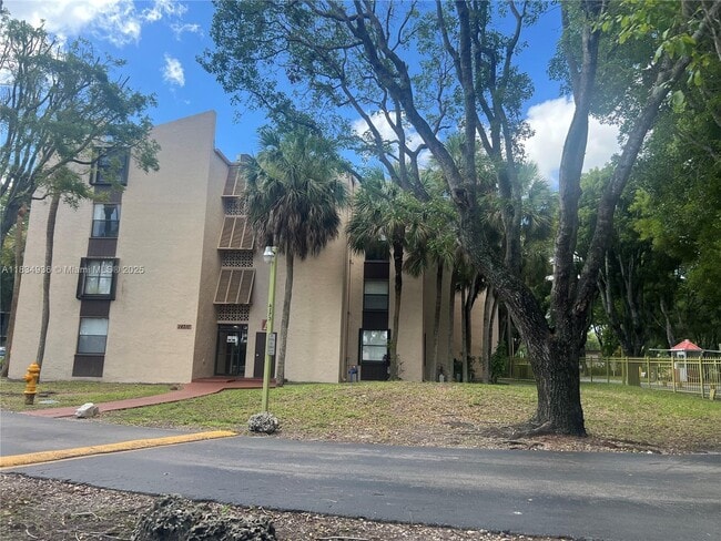 14311 N Kendall Dr in Miami, FL - Building Photo - Building Photo