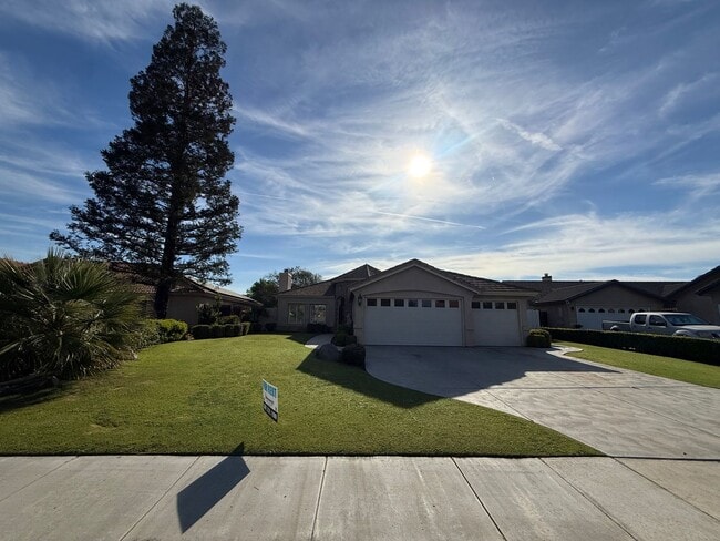 Elegant 3-Bedroom Home in Seven Oaks in Bakersfield, CA - Building Photo - Building Photo