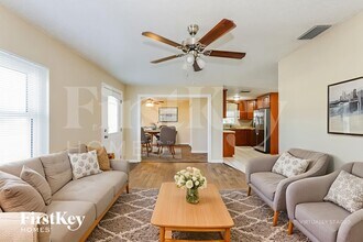 4301 Tarpon Dr SE, Unit #1 in St. Petersburg, FL - Foto de edificio - Building Photo