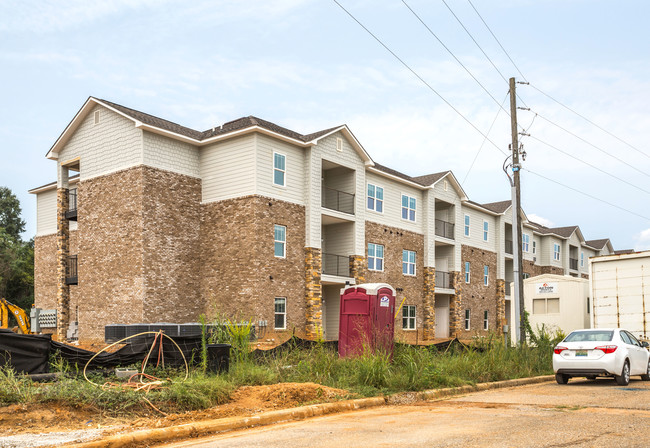 Village at Mill Creek - A 55+ Community in Millbrook, AL - Foto de edificio - Primary Photo