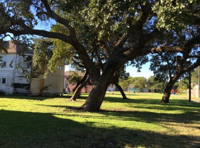 138-144 S Houston St in Aransas Pass, TX - Foto de edificio - Building Photo