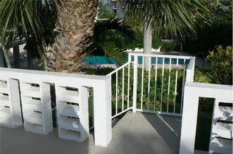 1202 Hillsboro Mile-Unit -4 B in Hillsboro Beach, FL - Building Photo - Building Photo