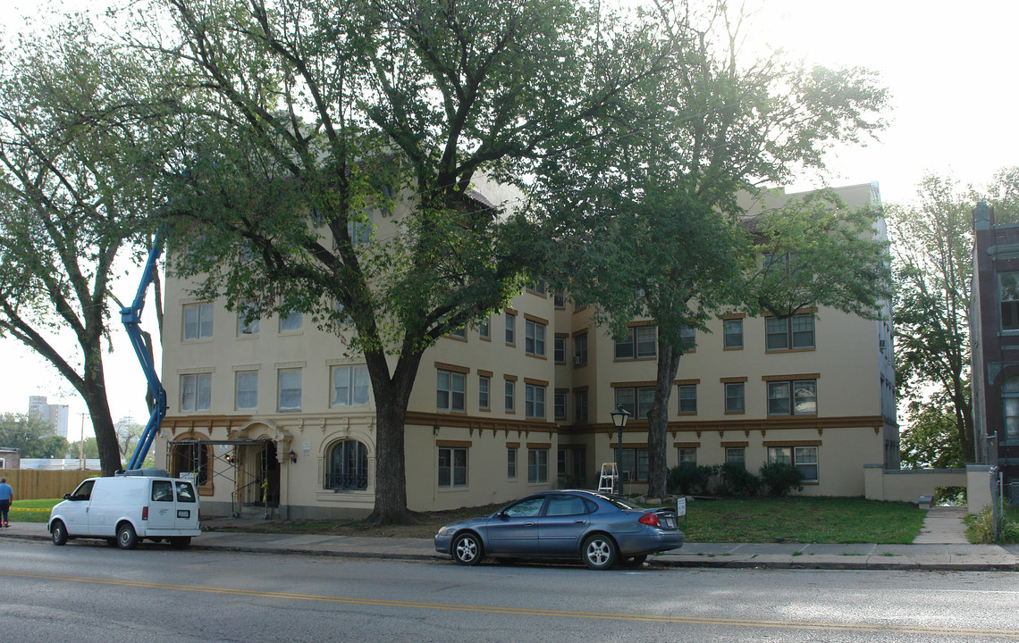 Hanscom Apartments in Omaha, NE - Building Photo