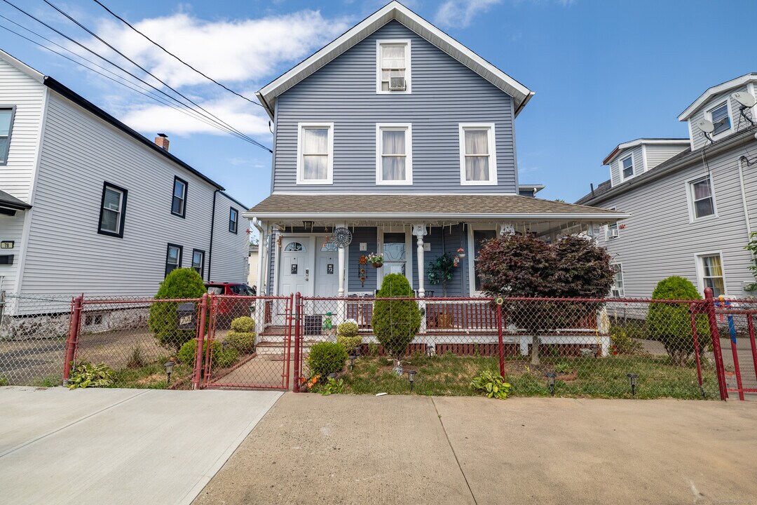 72 Fairmount Ave in Bridgeport, CT - Building Photo