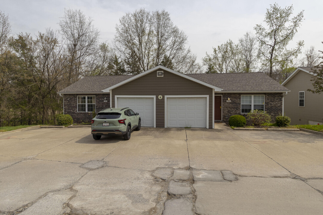 3410 E St Charles Rd in Columbia, MO - Foto de edificio