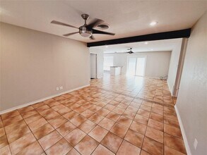 2802 Loyola Ln in Austin, TX - Building Photo - Building Photo