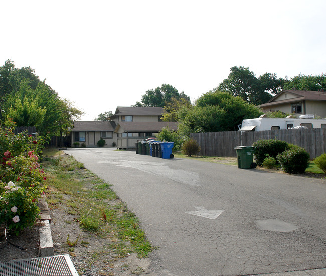 8122-8128 Countryside Ct in Windsor, CA - Building Photo - Building Photo