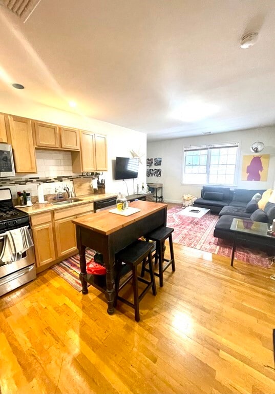 393 W Broadway, Unit 8 in Boston, MA - Foto de edificio - Building Photo