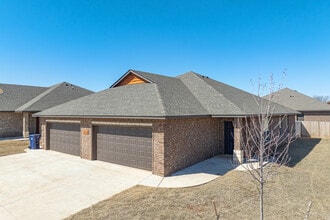 7521 Redbud Villas Ct in Oklahoma City, OK - Building Photo - Building Photo