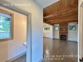 7662 SE Sherman St in Portland, OR - Building Photo - Building Photo