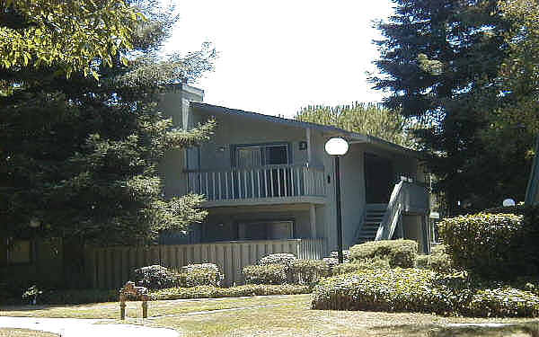 Paradise Valley Apartments in Fairfield, CA - Foto de edificio - Building Photo