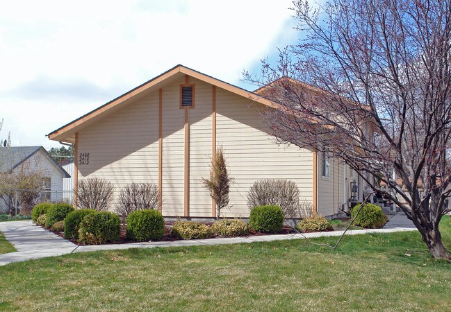 2408-2412 College St in Caldwell, ID - Foto de edificio - Building Photo