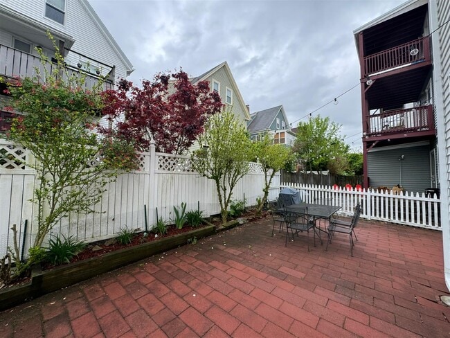 29 Belknap St, Unit 1 in Somerville, MA - Foto de edificio - Building Photo