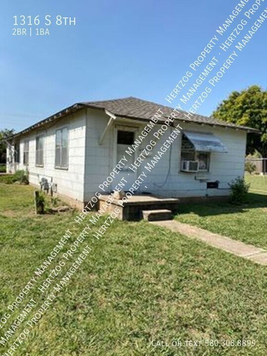 1316 S 8th St in Ponca City, OK - Building Photo