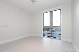 17111 Biscayne Blvd in North Miami Beach, FL - Building Photo - Building Photo