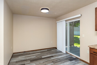 Boulder Pointe Townhomes in Sioux Falls, SD - Building Photo - Interior Photo