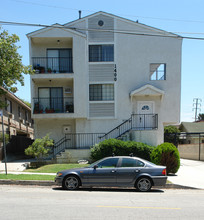 1400 Eagle Vista Dr in Los Angeles, CA - Building Photo - Building Photo