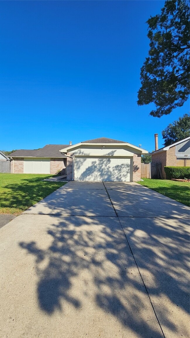 543 Oakdale Dr in Stafford, TX - Building Photo - Building Photo