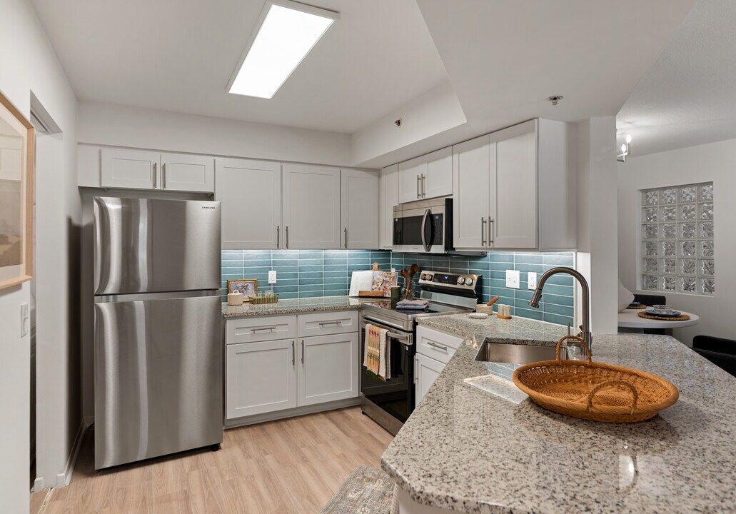 Cortland Harbour Cove in Pembroke Pines, FL - Foto de edificio