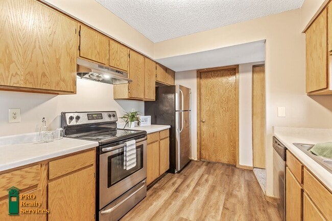 15940 Granada Ave in Apple Valley, MN - Building Photo - Building Photo