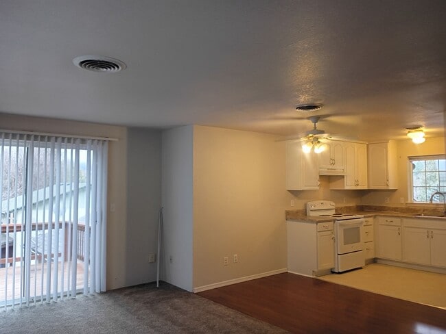 1119 NW C St in Grants Pass, OR - Building Photo - Building Photo