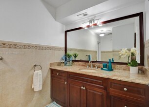 7360 SW 120th St in Pinecrest, FL - Foto de edificio - Building Photo