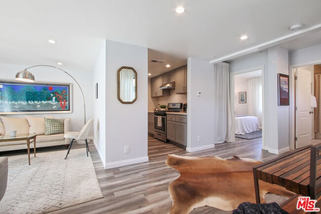 6438 Rhea Ave in Reseda, CA - Building Photo - Building Photo