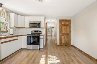 275 Sunderland Rd in Worcester, MA - Building Photo - Building Photo