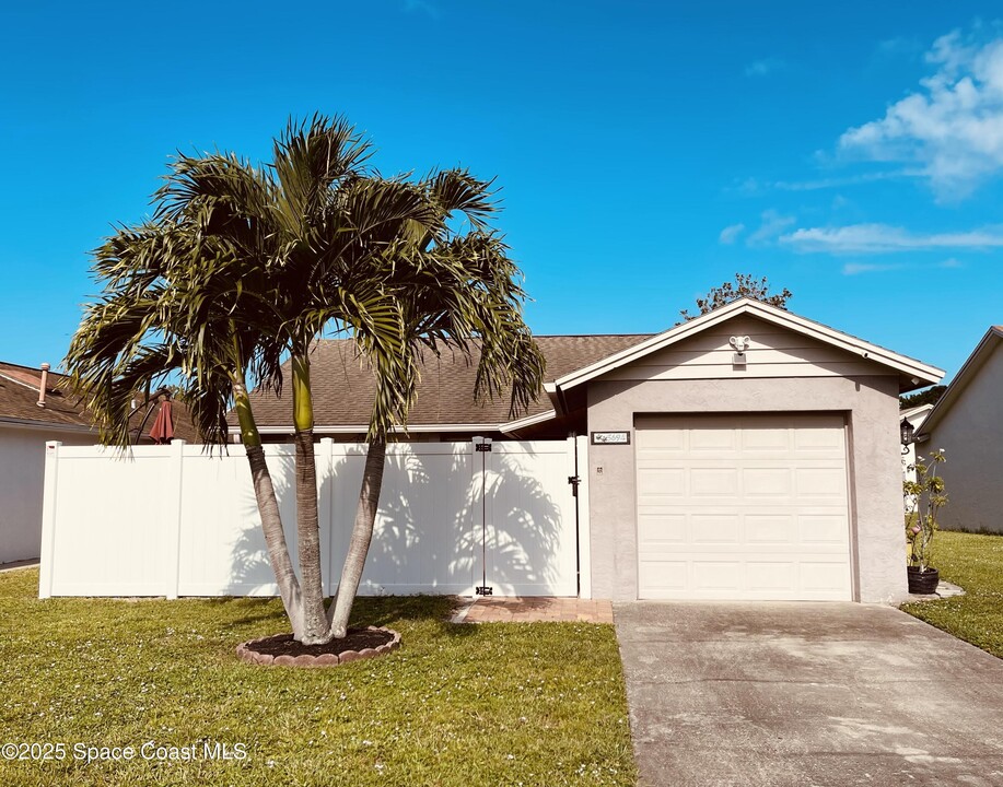 3694 Hardwood Ct in Melbourne, FL - Foto de edificio