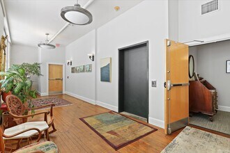 122 W Broughton St, Unit 206 in Savannah, GA - Foto de edificio - Building Photo