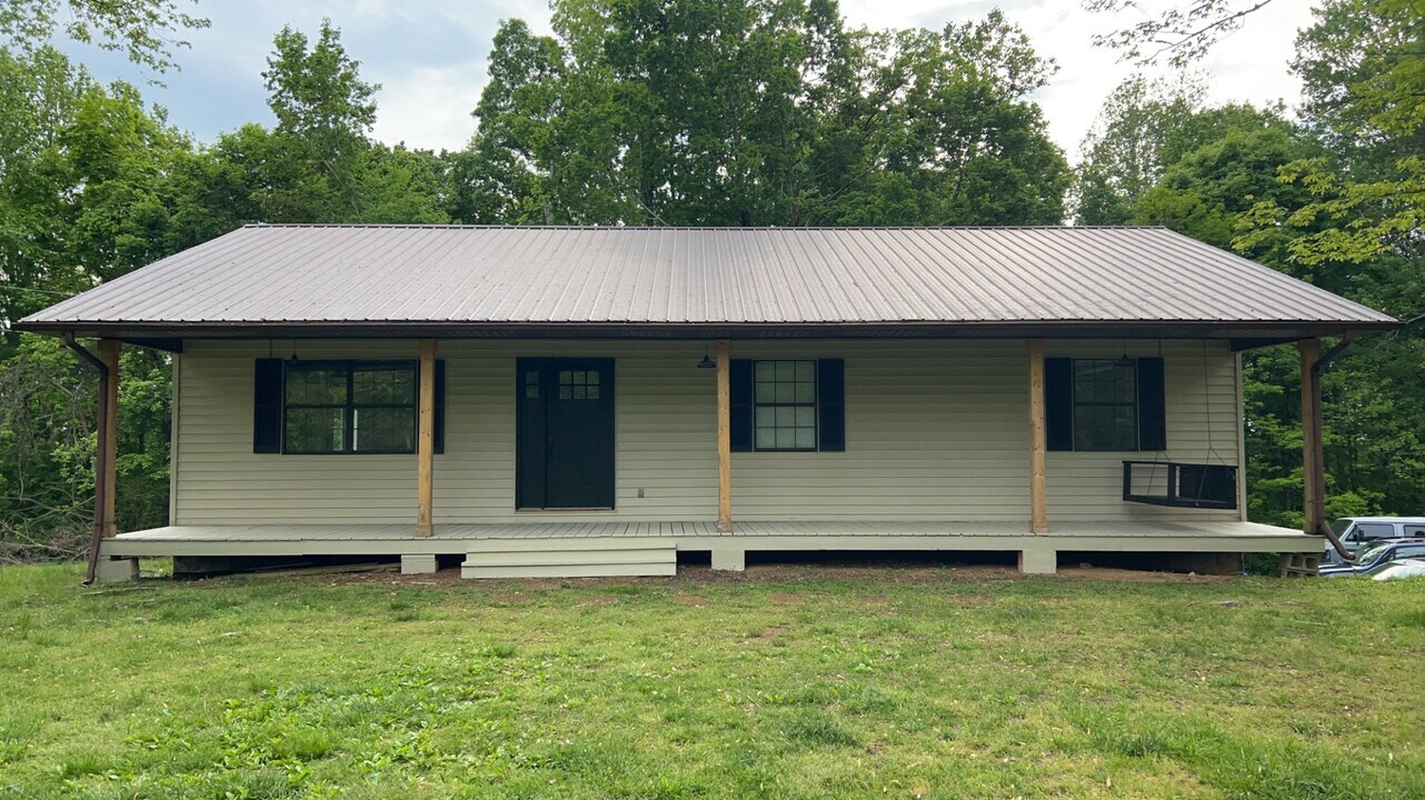 137 Ben Birdwell Ln in Bloomington Springs, TN - Building Photo