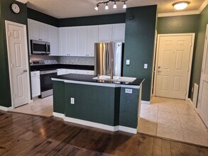 8539 Gate Pkwy W in Jacksonville, FL - Building Photo - Building Photo