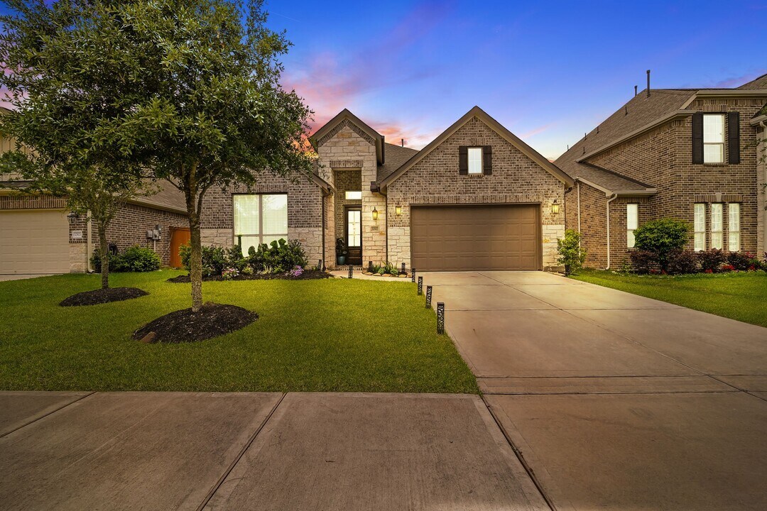 32927 Franklin Brooks Dr in Pattison, TX - Building Photo