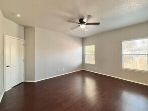 6631 Hartnet Fields in Converse, TX - Foto de edificio - Building Photo