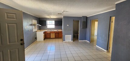 2016 S India Ave, Unit 1 in Laredo, TX - Foto de edificio - Building Photo