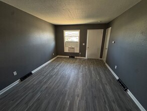 805-807 9th St-Unit -805 9th St (Right) in Colona, IL - Building Photo - Building Photo