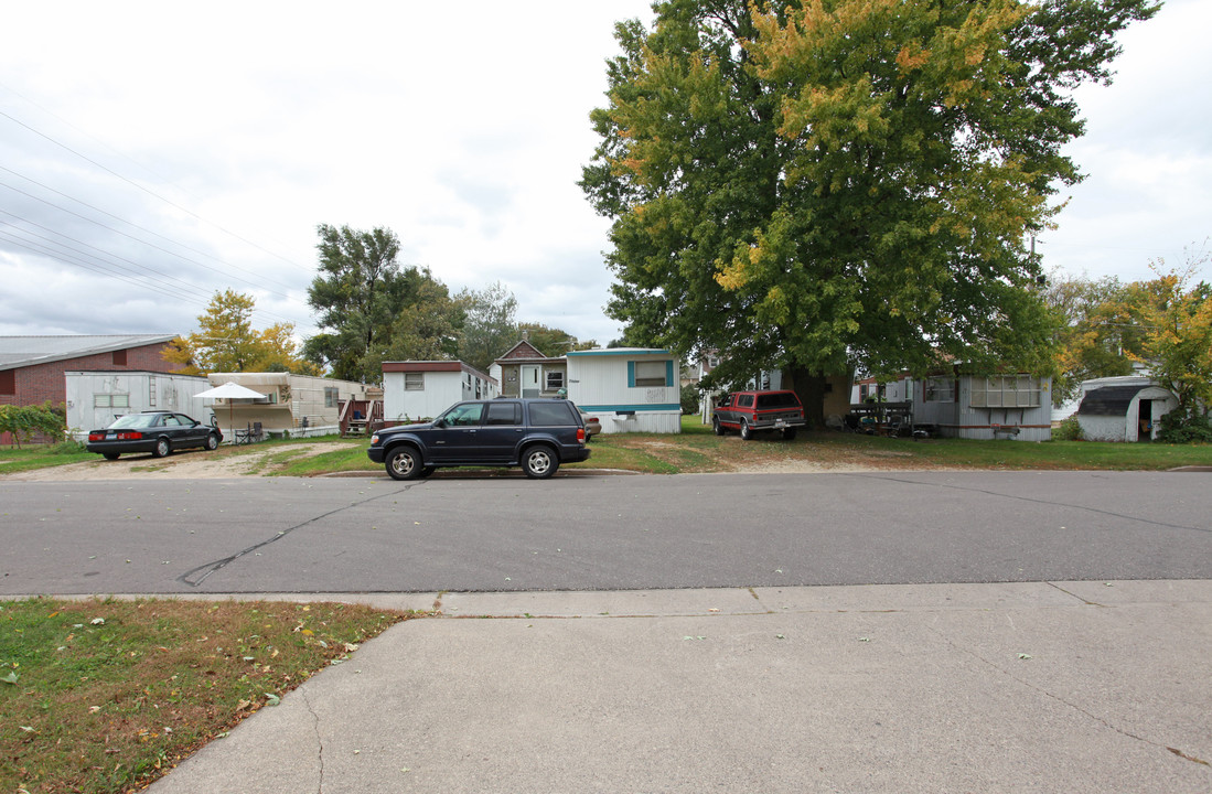 908 Sycamore St in River Falls, WI - Foto de edificio